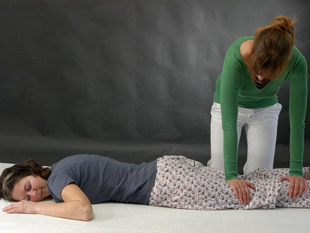 Shiatsu-Behandlung am Rücken